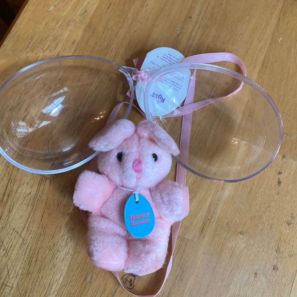 RUSS Happy Easter Keychain in great condition